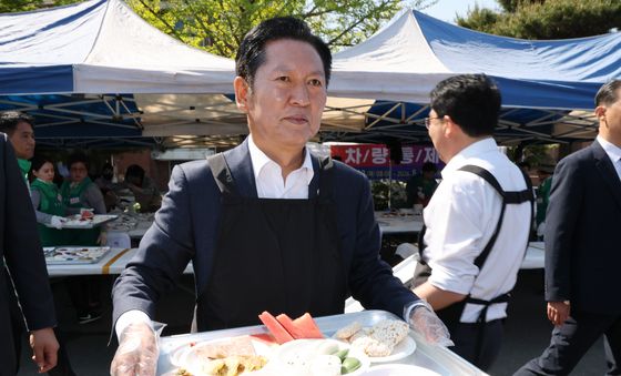 정청래 대표, 어르신 '음식 대령합니다'