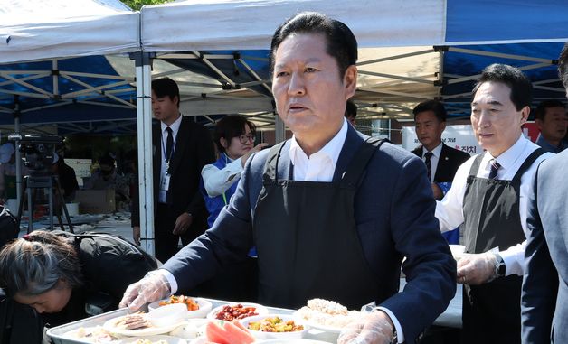 어버이날 경로잔치 찾은 정청래