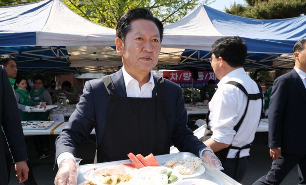 어르신들에게 음식 대접하는 정청래 대표