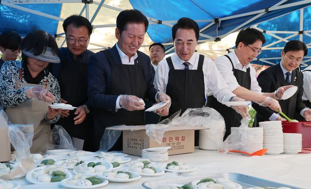 정청래, 어르신 드실 음식 준비