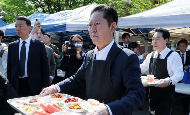 배식봉사하는 민주당