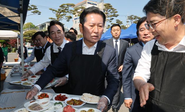정청래 대표, 경로잔치 배식봉사
