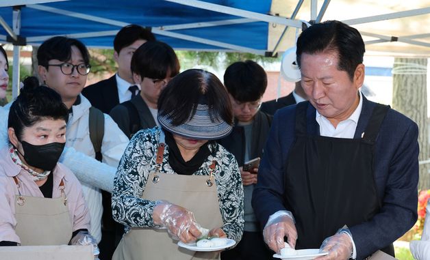 음식 담는 정청래 대표