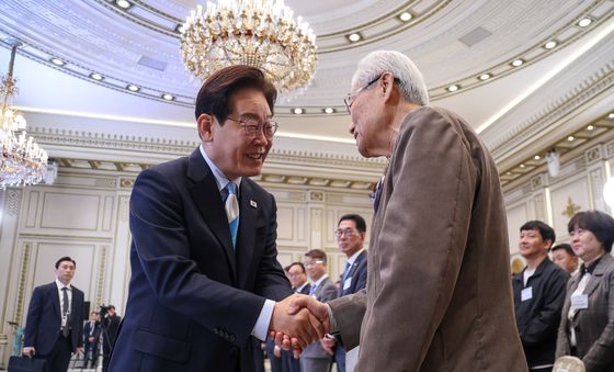 천영세 민주노총 지도위원과 악수하는 이재명 대통령