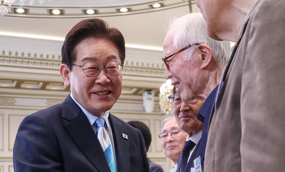 권영길 민주노총 지도위원과 악수하는 이재명 대통령