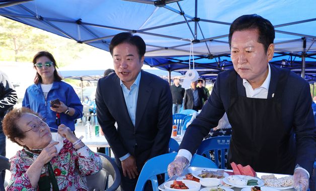서산에서 배식봉사하는 정청래