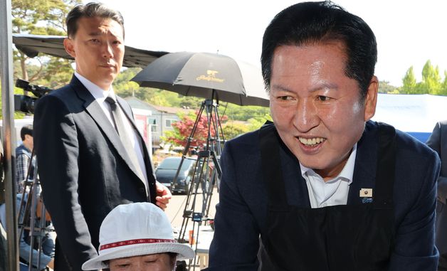 어르신 배식봉사하는 민주당