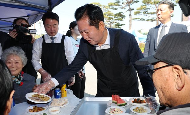 정청래 대표 어르신 경로잔치 배식봉사