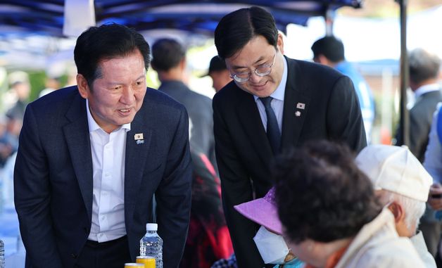 어르신에게 인사하는 정청래
