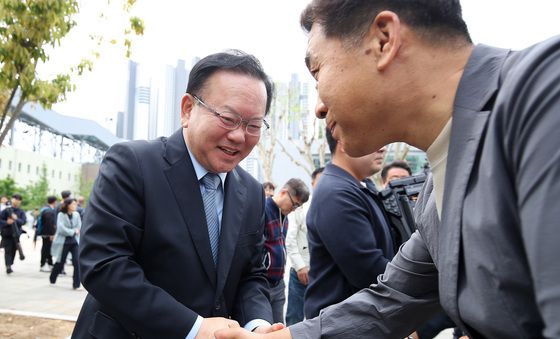 한국노총 관계자와 인사 나누는 김부겸