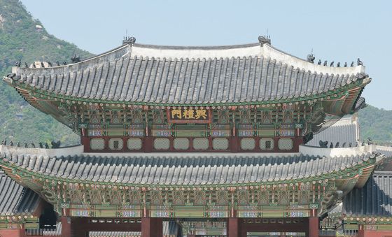 경복궁 입장 위해 길게 늘어선 관광객