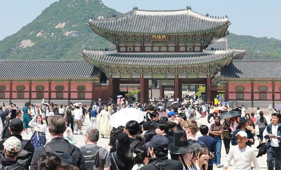 '입장객으로 북적이는 경복궁'