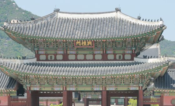 '경복궁 입장 위해 길게 늘어선 줄'