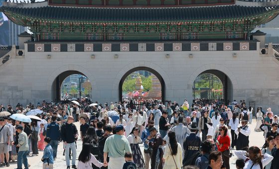 '인파로 가득한 경복궁'