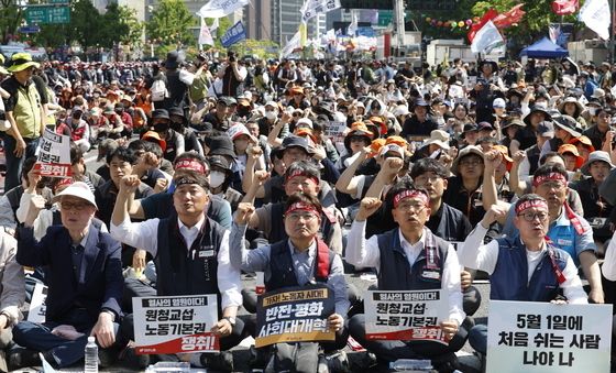 거리로 나선 노동자들 '세계노동절대회'