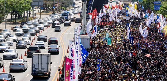 '한국노총 전국노동자대회' 열린 여의대로 일대···피할 수 없는 교통체증
