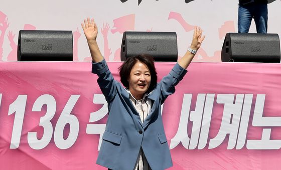 한국노총 회원들에게 인사하는 추미애 후보
