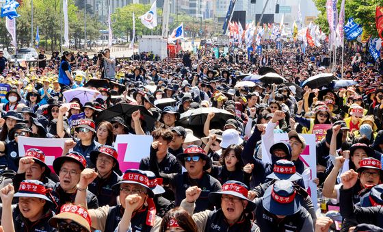 구호외치는 한국노총 전국노동자대회 참여 노동자들