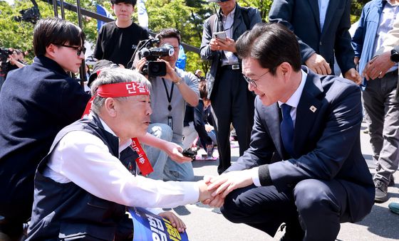 김동명 한국노총 위원장과 인사 나누는 정원오 후보