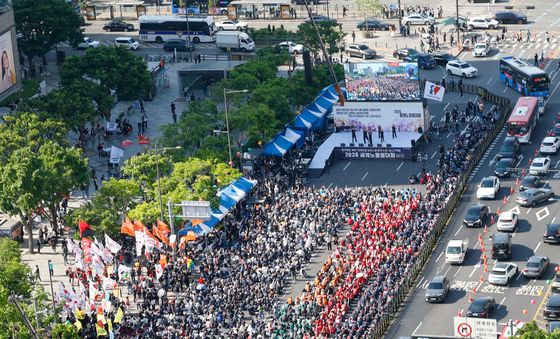 63년 만에 법정공휴일 된 '노동절', 세종대로 메운 민주노총