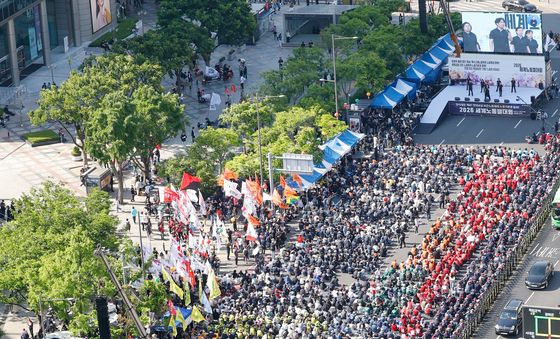 노동절 법정공휴일로…노동자대회 인파
