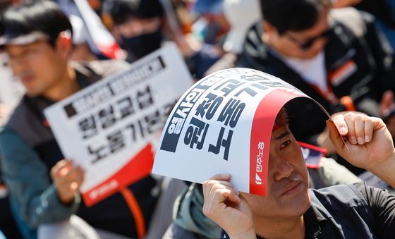 '땡볕 아래 열린 노동절대회'