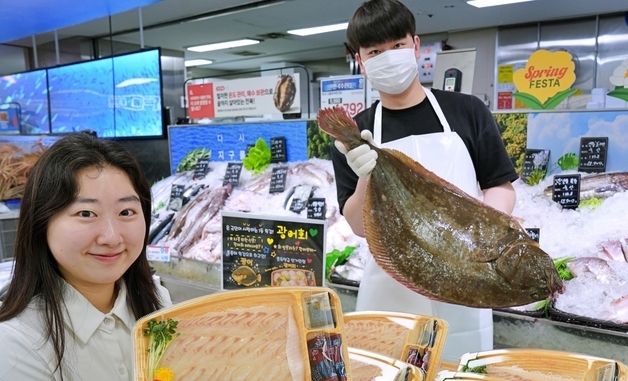 롯데마트, 제철 자연산 광어회 1만 원대 판매