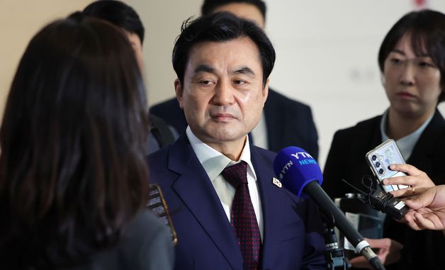 취재진 질문 듣는 안규백 국방부 장관