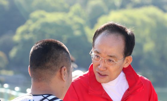 철인3종 경기대회 응원하는 추경호