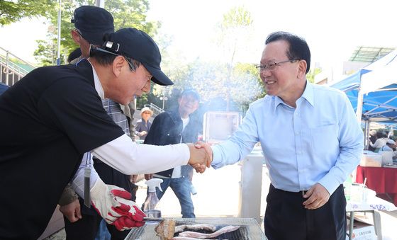 동문들과 인사 나누는 김부겸 후보