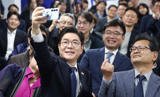 자문 위원들과 사진 찍는 정원오 후보