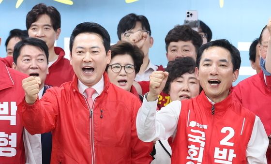 박민식 후보와 함께 파이팅 외치는 장동혁 대표