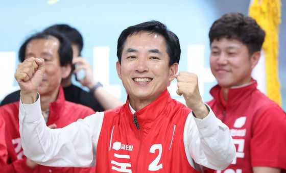 주먹 쥔 박민식 후보