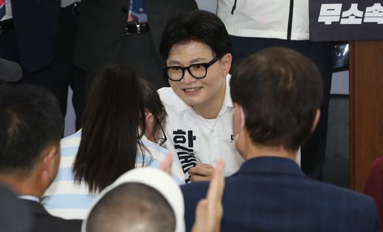 참석자와 인사하는 한동훈