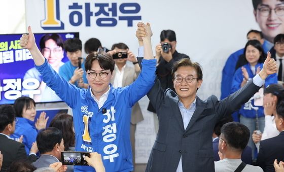 전재수와 손잡고 인사하는 하정우