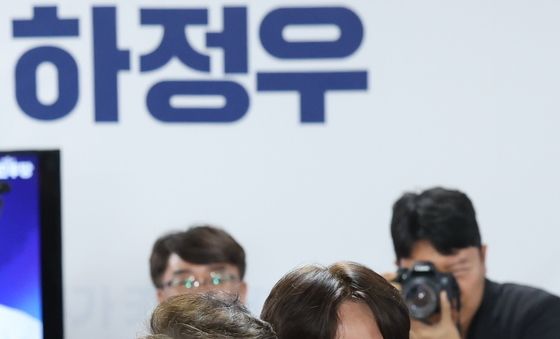 포옹하는 하정우-전재수
