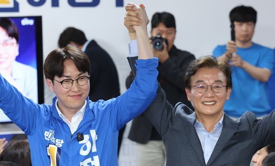 손 잡고 인사하는 하정우·전재수