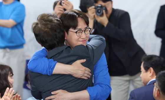 전재수 후보와 포옹하는 하정우 후보