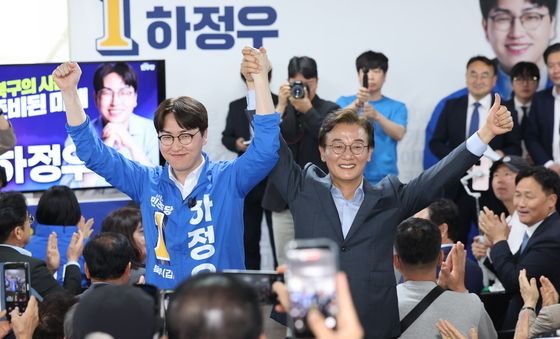 손잡고 인사하는 하정우·전재수 후보