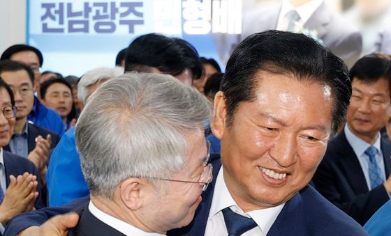 힘 실어주는 정청래