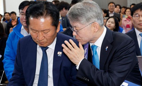 귀엣말 나누는 정청래·민형배