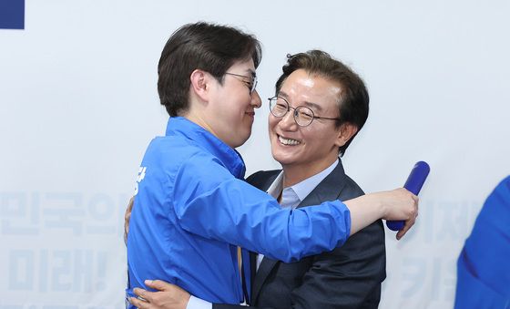 하정우·전재수 '포옹'