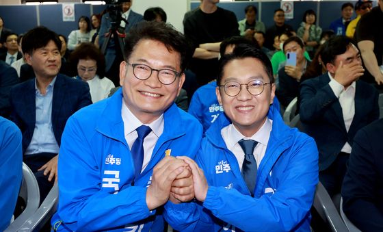 두손 맞잡은 김남준, 송영길 후보