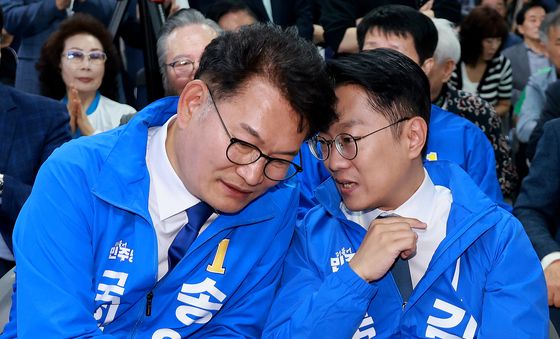 대화 나누는 더불어민주당 국회의원 후보들