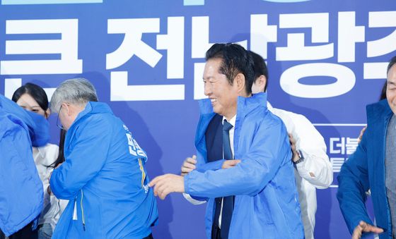 당복 입는 정청래 대표