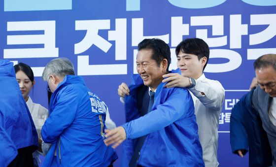 당복 입으며 활짝 웃는 정청래 대표