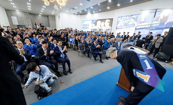 선대위 출범식 인사하는 민형배