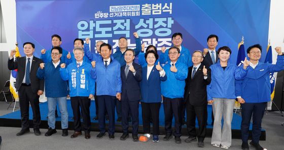 의원들과 승리다짐하는 정청래 대표