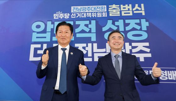 엄지척하는 정청래 대표와 임문영 후보