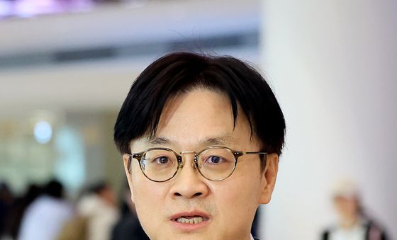 취재진 질문 답변하는 김정관 장관